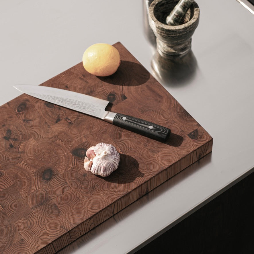 Ändträskärblock med kniv och citron
